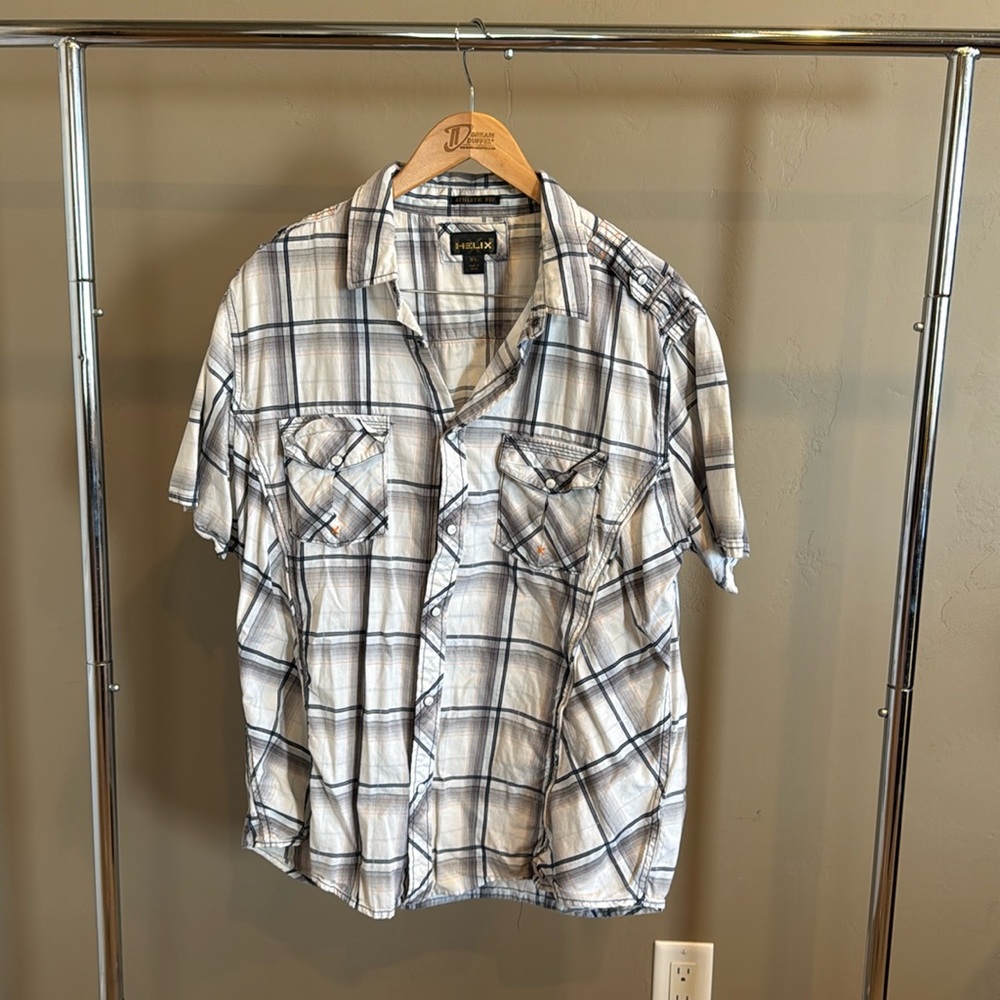 Men’s Helix Snap Button Down shirt, short sleeves. Athletic Fit, Size XL.